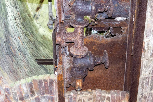 建物内の錆びた古いパイプの閉鎖ショット — ストック写真