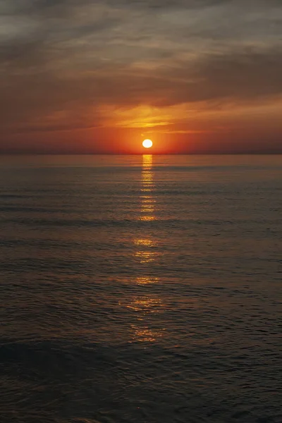Ein Faszinierender Blick Auf Den Runden Goldenen Sonnenuntergang Über Einem — Stockfoto