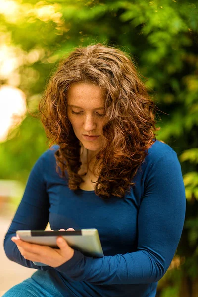 Vertical Shot Caucasian Female Sitting Park While Speaking Online Meeting — Fotografia de Stock