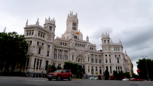 Einem Bewölkten Tag Fahren Autos Vor Dem Rathaus Madrid Vorbei — Stockvideo