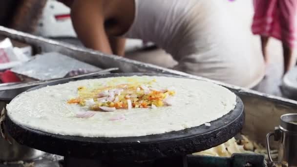 鋳鉄製の鍋に熱い を蒸すことの閉鎖 ドーサは 米粉生地で作られたパンケーキのインド版です — ストック動画