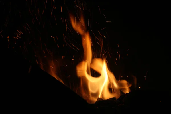 Ένα Κοντινό Πλάνο Από Φλόγες Φωτιάς Στο Σκοτάδι — Φωτογραφία Αρχείου