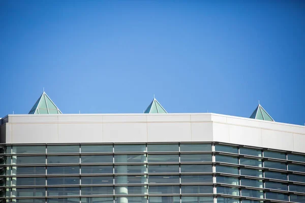 蓝色天空下一座现代建筑的特写 — 图库照片