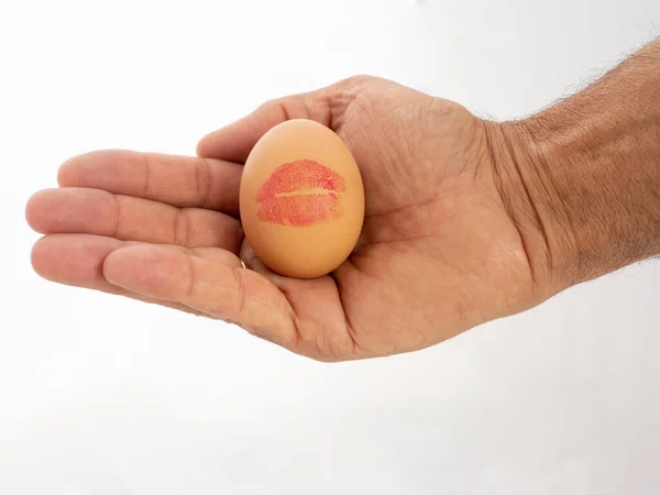 Nahaufnahme Eines Eies Mit Einem Kussabdruck Auf Der Hand Einer — Stockfoto