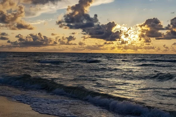 Una Vista Fascinante Puesta Sol Cubierta Nubes Sobre Mar — Foto de Stock