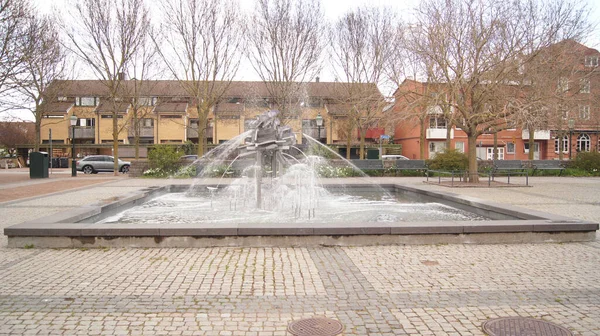 Une Large Fontaine Avec Éclaboussures Eau Sur Une Passerelle Pavée — Photo