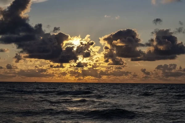 Uma Vista Fascinante Pôr Sol Dourado Coberto Nuvens Sobre Mar — Fotografia de Stock
