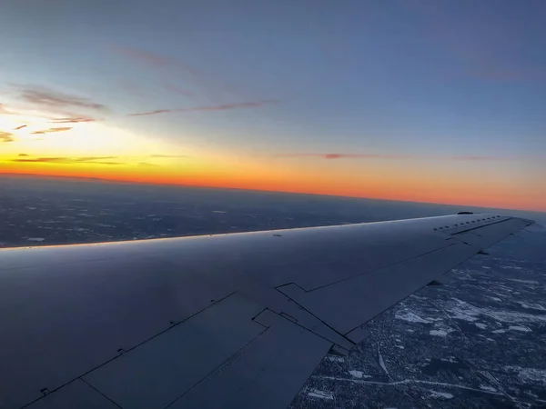 Ein Schöner Blick Auf Malerischen Sonnenuntergang Und Flugzeugflügel — Stockfoto