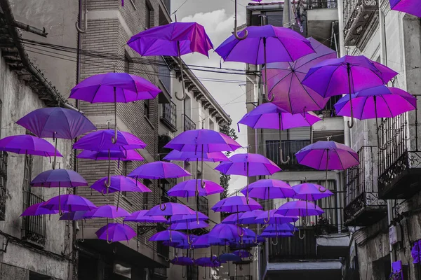 Una Strada Della Città Decorata Con Ombrelloni Viola Appesi — Foto Stock