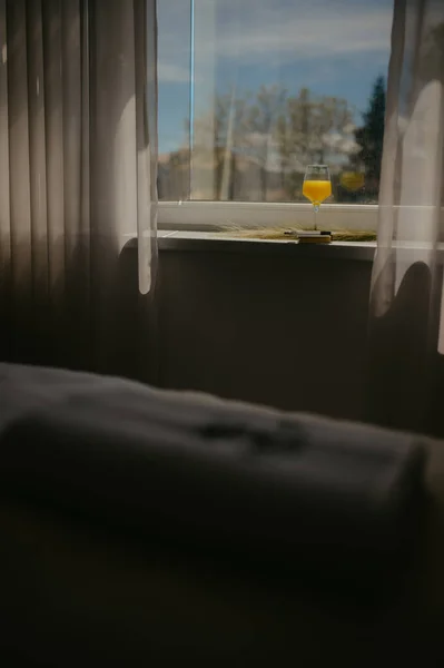 Taze Sıkılmış Meyve Suyunun Seçici Odak Noktası Pencere Eşiğinde Küçük — Stok fotoğraf