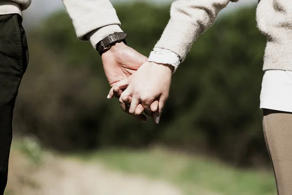 Young Couple Holding Hands — Stock Photo, Image