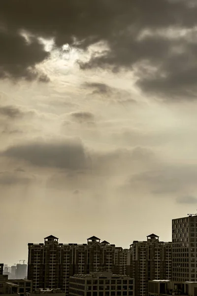 Вертикальный Снимок Многоквартирных Домов Красивым Облачным Небом — стоковое фото