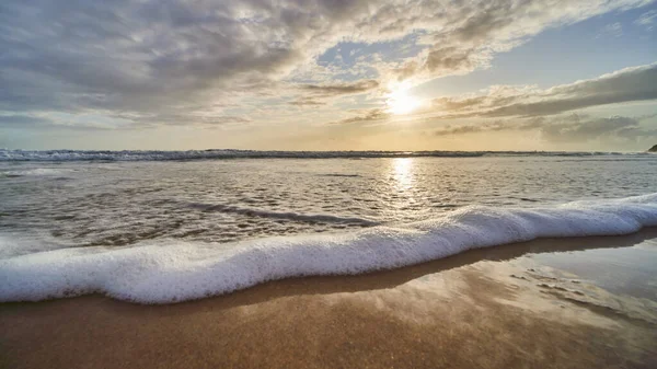 Havsutsikt Och Våg Sandstrand — Stockfoto