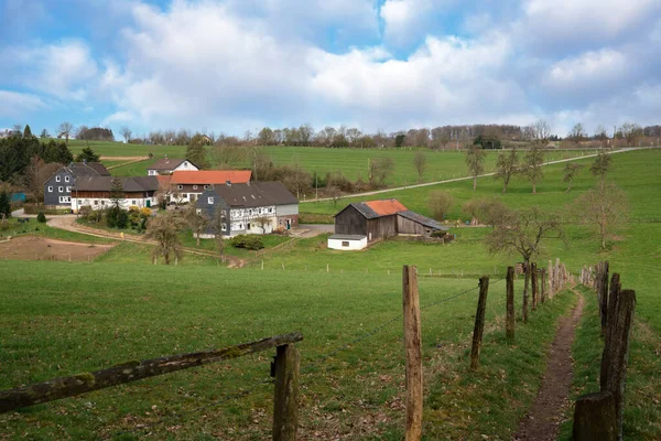 Zbliżenie Chodnika Drewnianym Płotem Prowadzi Wioski Bergisches Land Niemcy — Zdjęcie stockowe