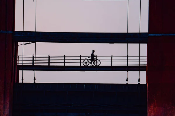 Силуэт Человека Велосипедом Идущего Мосту — стоковое фото