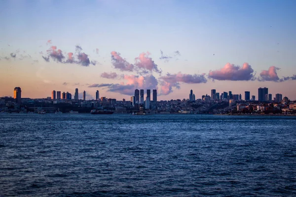 Красивый Вид Современный Город Берегу Океана Запечатленный Пасмурный День — стоковое фото