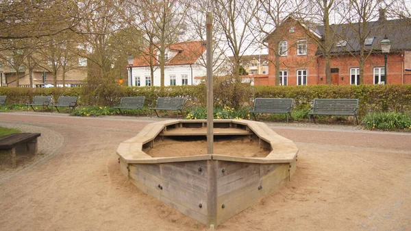 Una Barca Legno Costruita Bambini Giocare Parco Con Panchine Sullo — Foto Stock