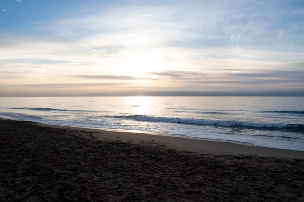 Vacker Bild Skumvågor Som Träffar Sandstrand — Stockfoto