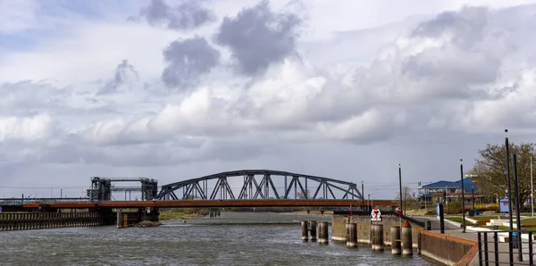 Σιδηρόδρομος Και Γέφυρα Έλξης Επί Του Ποταμού Ijssel Την Προκυμαία — Φωτογραφία Αρχείου