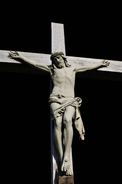 上面钉着耶稣的木制十字架的竖直照片 — 图库照片