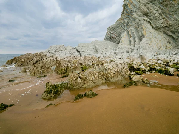 Una Hermosa Costa Rocosa Bajo Cielo Nublado — Foto de Stock