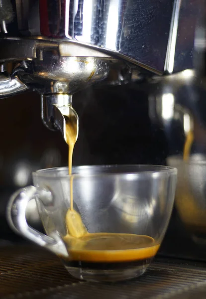 Egy Kávéfőző Gép Függőleges Közelsége Ami Friss Kávét Tölt Egy — Stock Fotó