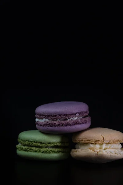 Een Stiudio Shot Van Kleurrijke Smakelijke Franse Macarons Geïsoleerd Zwarte — Stockfoto
