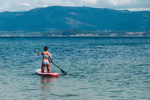 Gros Plan Une Femme Sportive Maillot Bain Pagayant Dans Mer — Photo