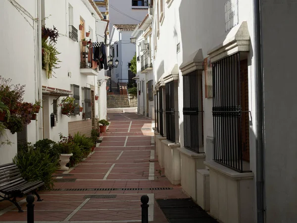 Primer Plano Una Calle Estrecha Rodeada Edificios Blancos —  Fotos de Stock