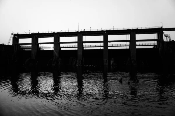 Graustufenaufnahme Einer Alten Brücke Über Einen Fluss — Stockfoto