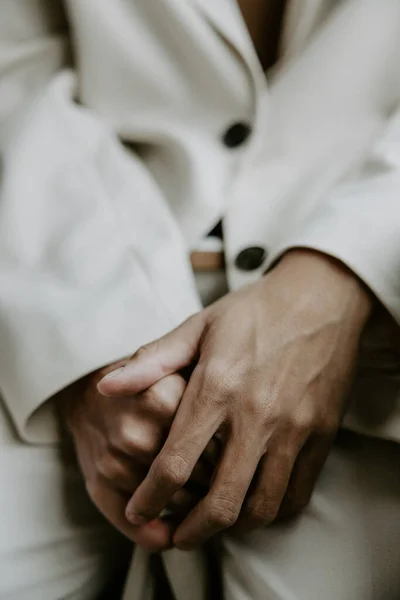 Вертикальный Снимок Мужских Рук Друг Друге — стоковое фото