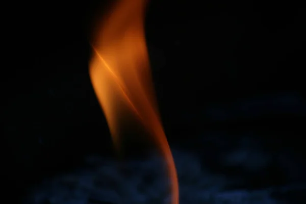 Nahaufnahme Einer Feuerflamme Dunkeln — Stockfoto