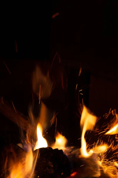 Tiro Perto Chamas Fogo Escuro — Fotografia de Stock