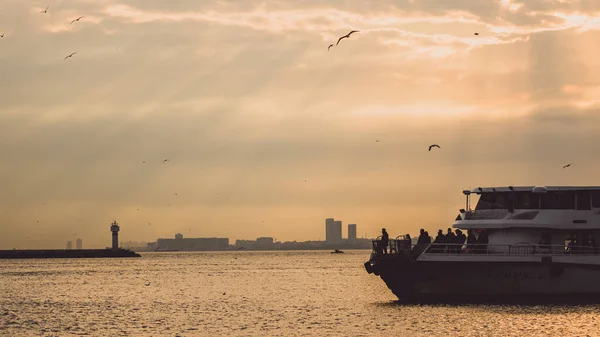 Silhuetten Yacht Lugnt Vatten Med Staden Bakgrunden — Stockfoto