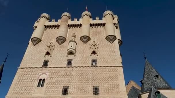 在阳光灿烂的日子里 西班牙塞戈维亚城堡的塔楼和主要入口 — 图库视频影像