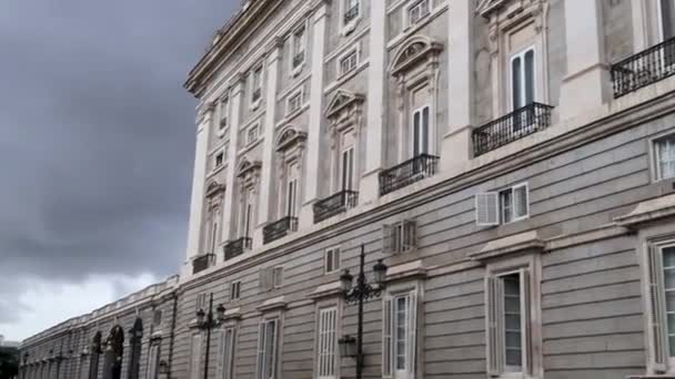 Uitzicht Buitenkant Van Het Koninklijk Paleis Van Madrid Tijdens Een — Stockvideo