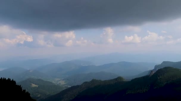 Schöne Landschaft Mit Berg Und Wolkenverhangenem Himmel — Stockvideo