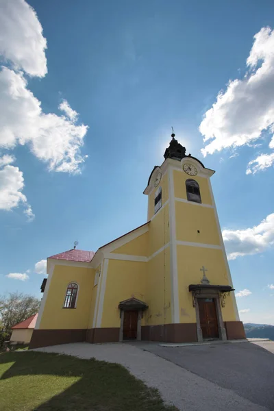 Eine Flache Aufnahme Einer Kirche Lukovica Slowenien Einem Sonnigen Tag — Stockfoto