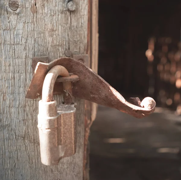 Eski Metal Bir Asma Kilit Ahşap Bir Kapıda — Stok fotoğraf