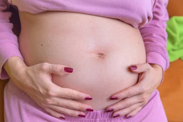 Una Mujer Embarazada Irreconocible Tocando Vientre Acariciando Bebé Aún Nacido — Foto de Stock