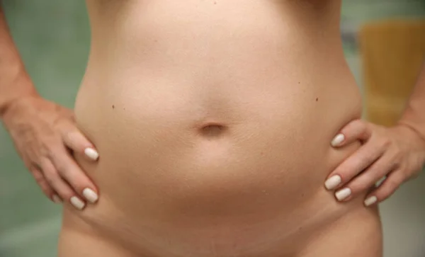 Buik Van Een Zwangere Vrouw Met Haar Handen Haar Heupen — Stockfoto