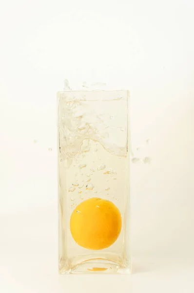 베이지 배경에 오렌지색 고립되어 물컵의 — 스톡 사진