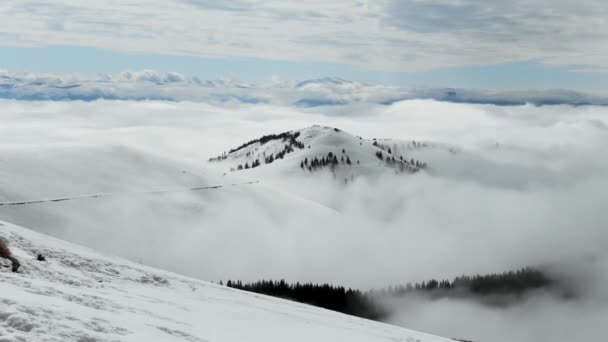 Bulutları Doğası Kışı Karı Olan Güzel Dağ Manzarası — Stok video