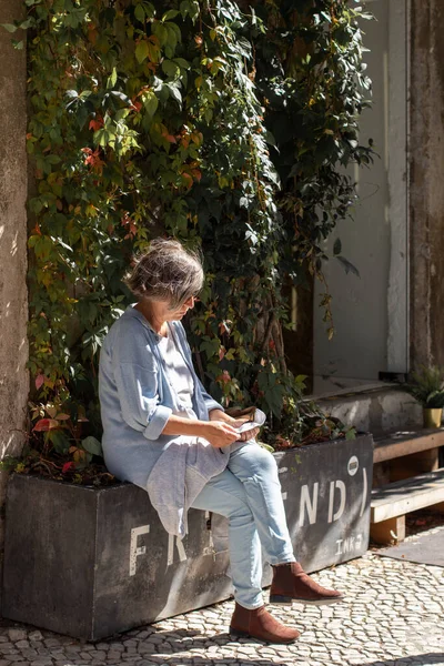 Lisboa Portugal Outubro 2020 Mulheres Lendo Livro Verão — Fotografia de Stock