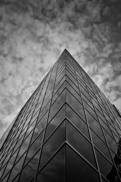 Grayscale Low Angle Shot Modern Skyscraper — ストック写真