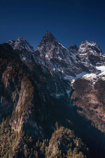 Tiro Vertical Cordilheira Meili Xue Shan Shengpingzhen Sob Céu Azul — Fotografia de Stock