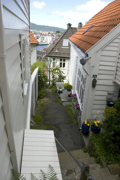 Bergen Noorwegen Aug 2014 Witte Houten Scandinavische Huizen Smalle Straatjes — Stockfoto