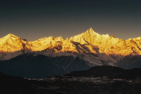 Vacker Utsikt Över Meili Xue Shan Shengpingzhen Bergskedja Vid Solnedgång — Stockfoto