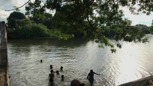 マレーシアのクアラ テレンガヌ 2021年1月15日 休暇中に余暇を過ごしている子供たち 橋の下の川岸で泳ぐ — ストック動画