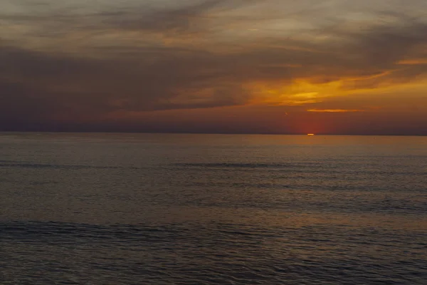 Ein Faszinierender Blick Auf Den Sonnenuntergang Mit Wolken Über Einem — Stockfoto